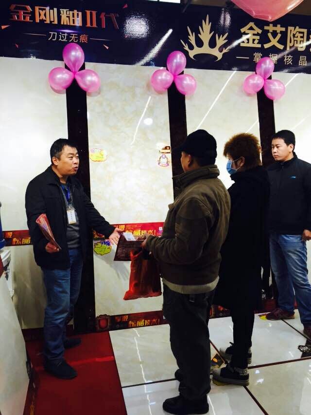 20151124092502166 今年会jnh瓷砖工作人员向顾客介绍产品