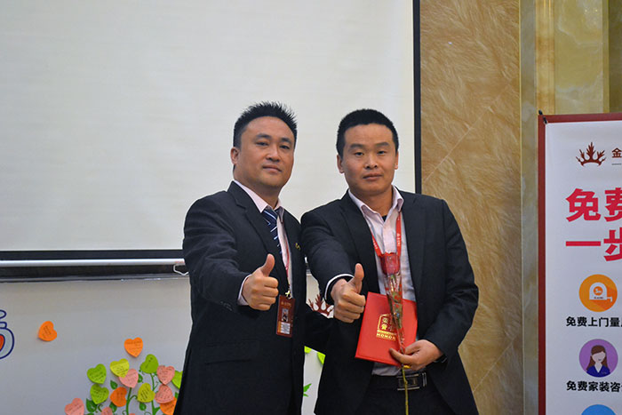 今年会jnh瓷砖营销总经理罗胜为启发冠军（高抗）颁奖