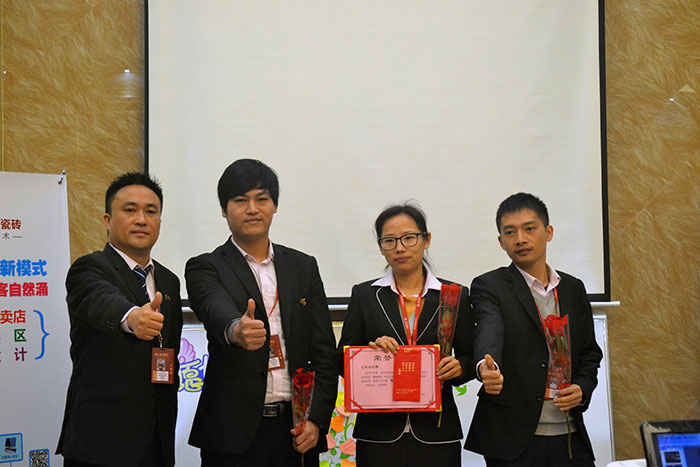 今年会jnh瓷砖营销总经理罗胜为2015年团队合作奖（空间设计部）颁奖