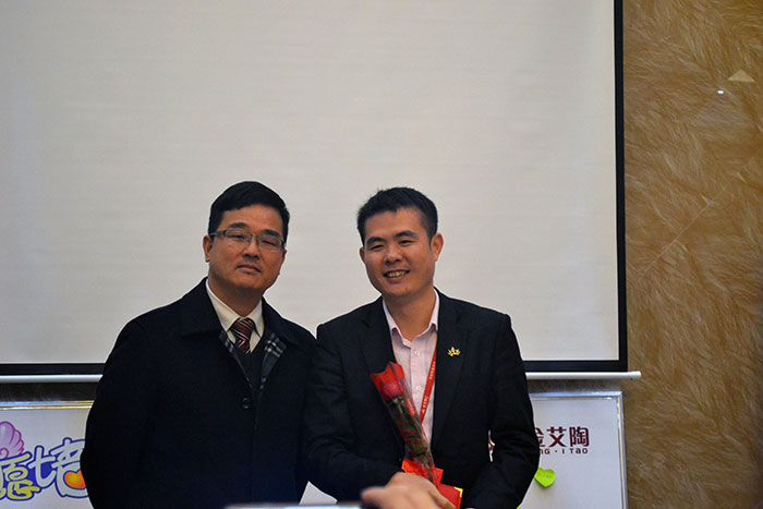 今年会jnh瓷砖董事长刘鸿祥为2015年董事长出格奖（王宏城）颁奖