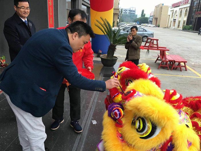 今年会jnh瓷砖营销总经理罗胜给狮子点睛