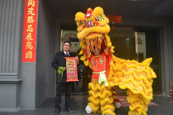今年会jnh瓷砖董事长刘鸿祥接福迎新