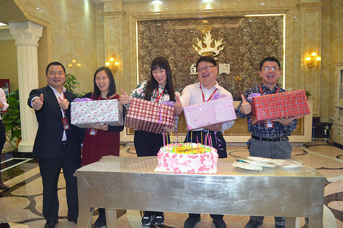 今年会jnh瓷砖品牌营销总监刘鸿瑞为寿星们奉上礼物