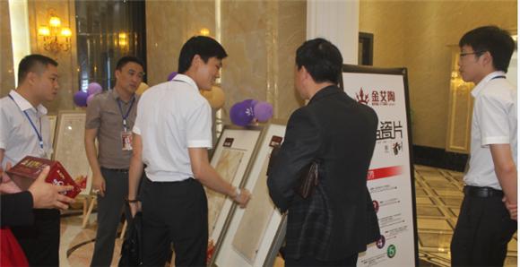 20140530204319588 今年会jnh产品钻研经理苏成香(左二)向客户介绍产品